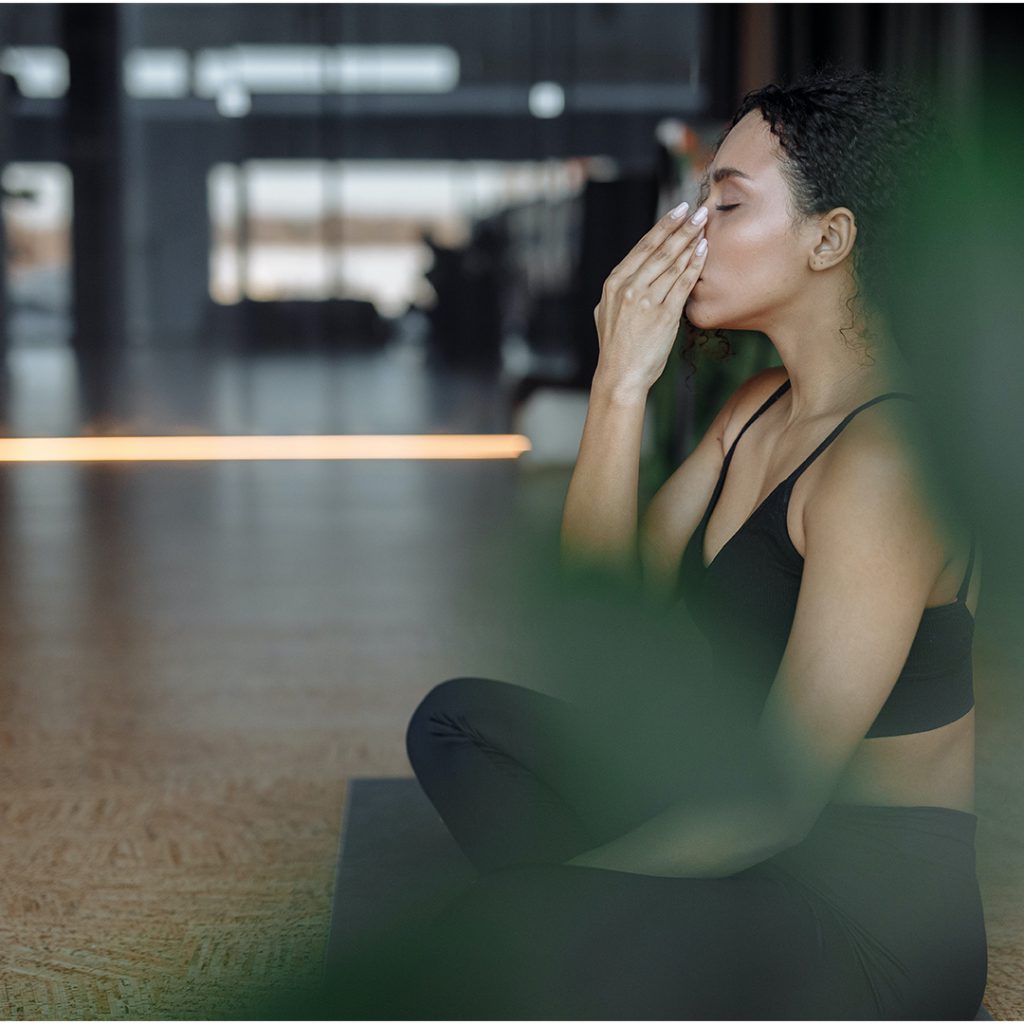 photo représentant une femme pratiquant du yoga et qui apprend à respirer pour maintenir une bonne posture
