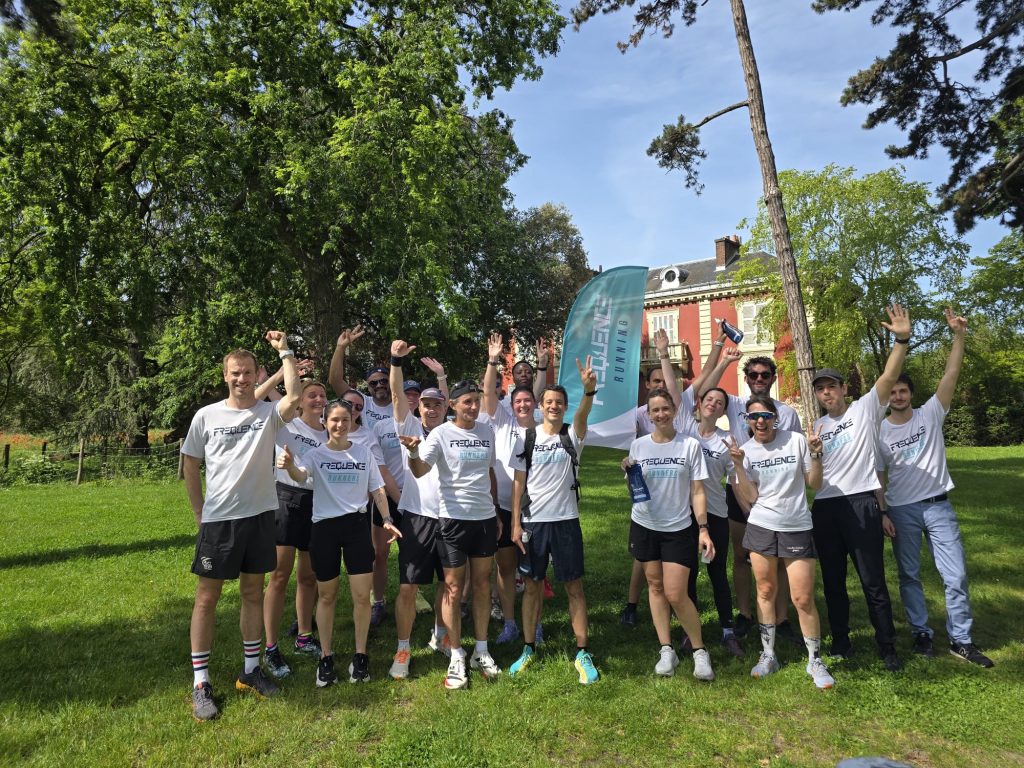 photo de groupe des participants à l'évènement des 10 ans de FREQUENCE Running au bois de Vincennes 