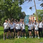 photo de groupe des participants à l'évènement des 10 ans de FREQUENCE Running au bois de Vincennes
