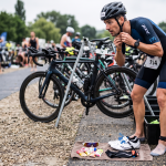 un homme qui fait du triathlon en compétition en transition