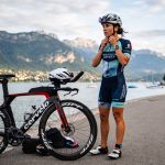 femme triathlète qui se prépare à faire du vélo pour son triathlon